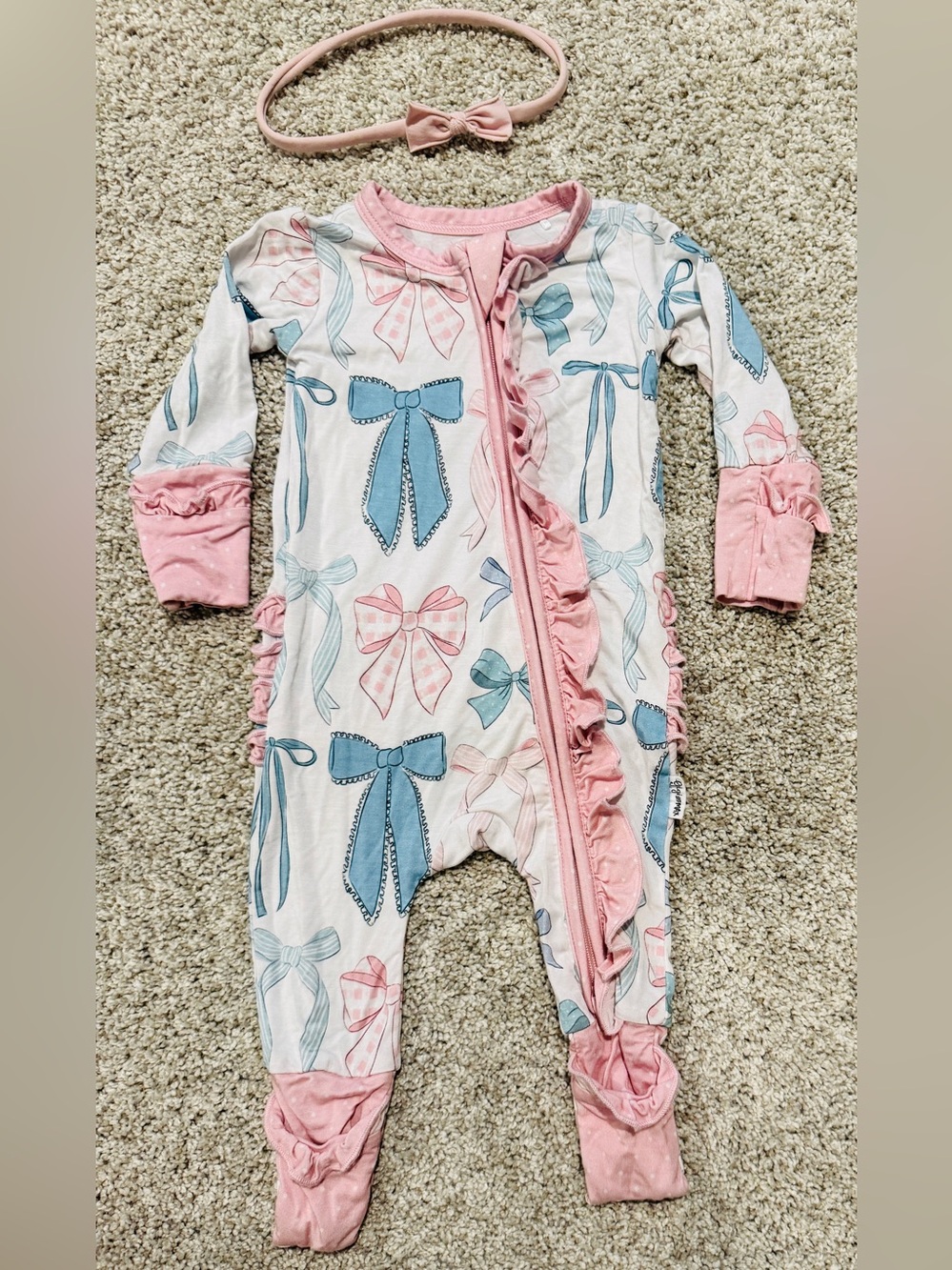 Gigi & Max Baby girl pink bow print footie pajamas with headband 0-3M